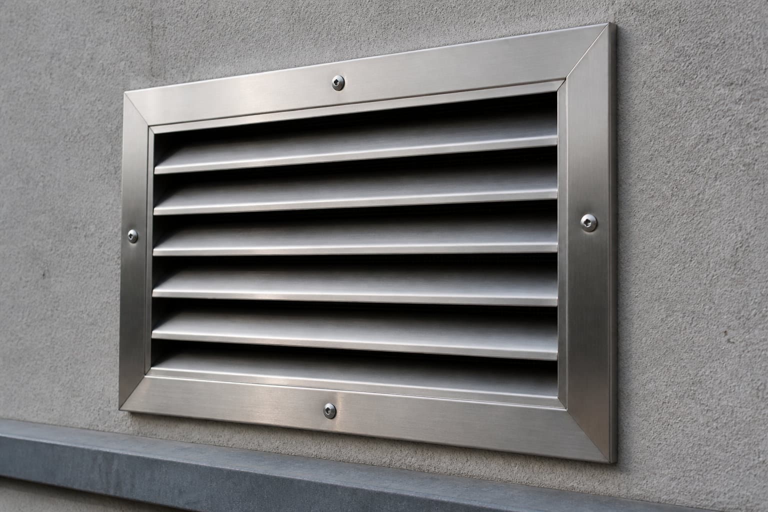Grille de ventilation en acier posée pour bloquer l'accès des rongeurs aux réseaux techniques